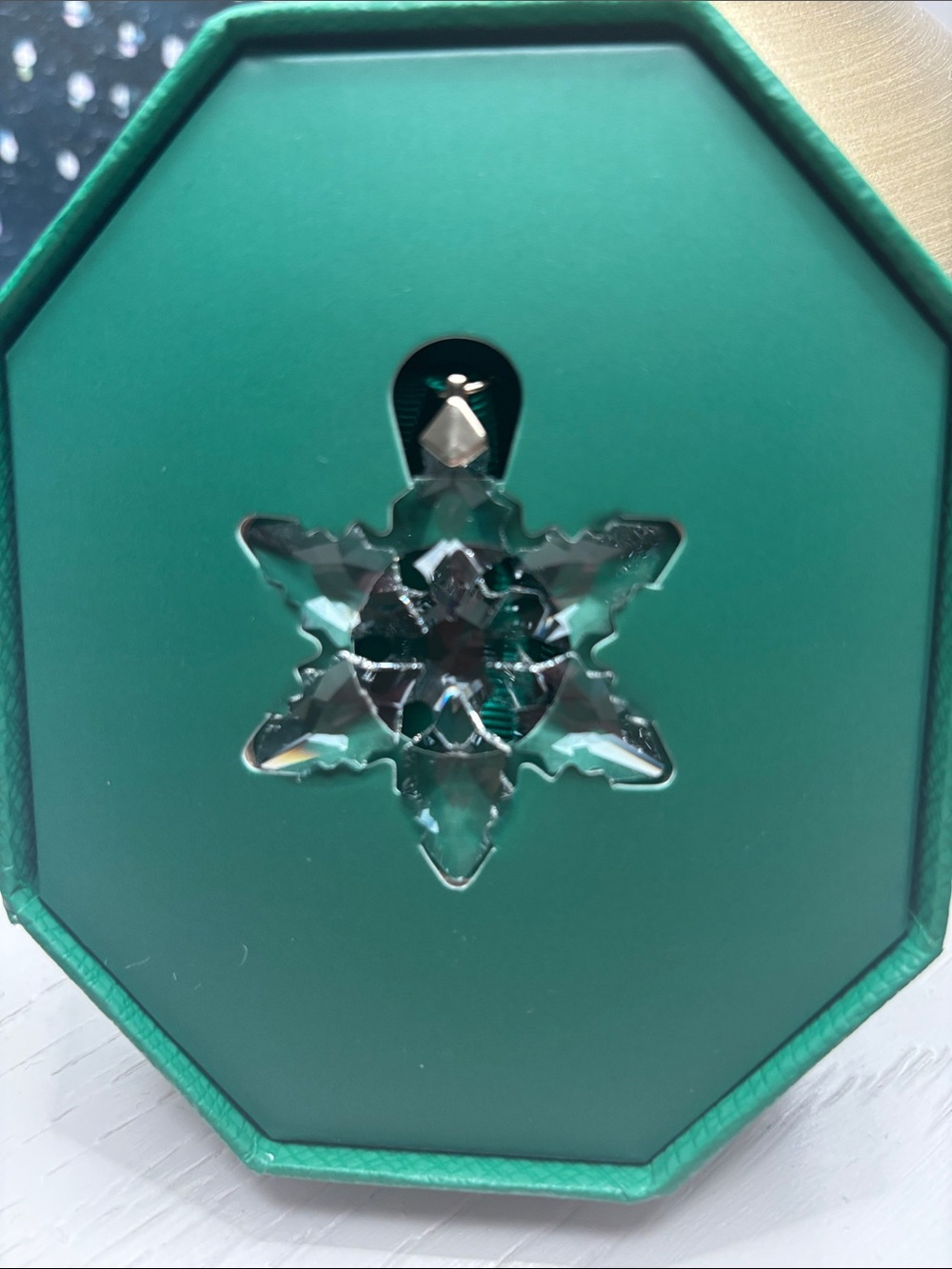 Swarovski 2024 Glistening Snowflake Annual Ornament — New In Box! - Picture 4 of 4